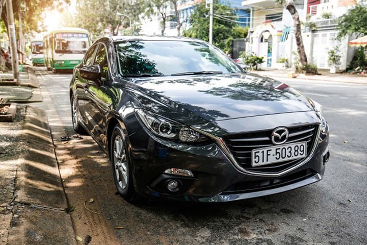 Một chiếc  Mazda3 đời 2015 phiên bản 1.5 dường như là một nguồn cảm hứng bất tận để "thần đèn" Khắc Trung tại Sài Gòn biến thành tác phẩm nghệ thuật với các chi tiết được độ lên không khác gì một siêu xe thể thao đắt tiền "hàng khủng".